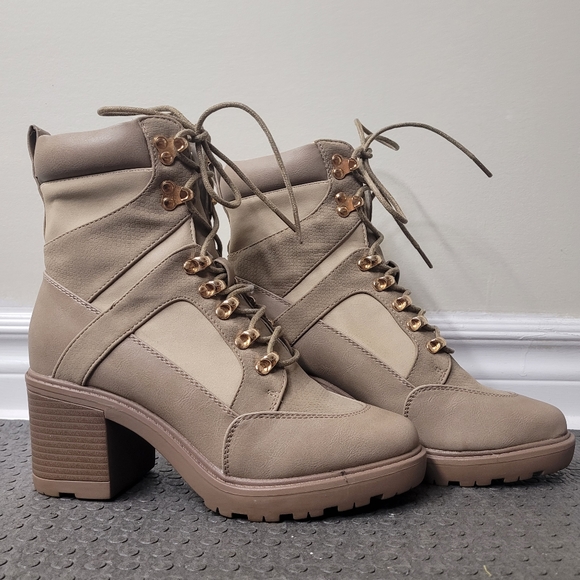 Boots - Picture 2 of 6